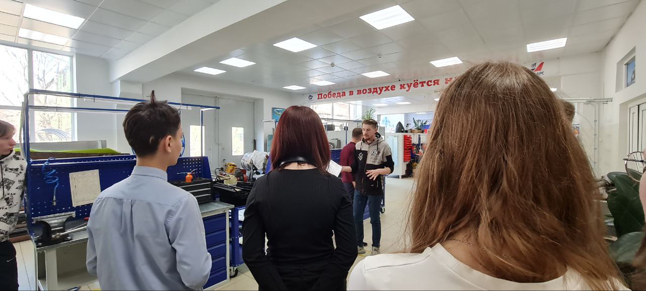 Гимназисты покоряют просторы за штурвалом авиасимулятора.